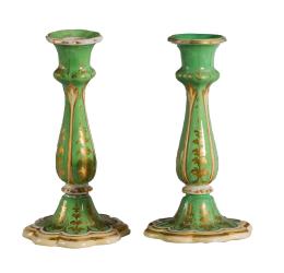 792.  Pareja de candeleros de porcelana esmaltada en verde y dorada. Francia, S. XIX.