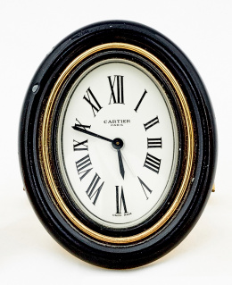 661.  Reloj de mesa CARTIER Baignoire en plaqué or con marco de esmalte negro. 7509 05376.
