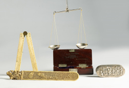 653.  Regla en marfil grabadaInstrumento de precisión con incisión de la compañía:  Troughton & Simms.Inglaterra, (1826-1915)..