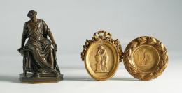 551.  Medallón oval de estilo clásico en escayola, siguiendo a Thorwalsen, con marco de madera tallado y dorado de estilo Luis XVI..