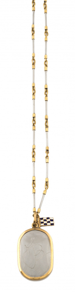 202.  Colgante con chapa de acero y dorada firmada que pende de cadena de barritas de acero articuladas por eslabones de oro.