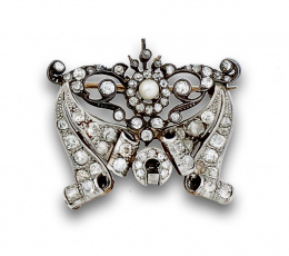 54.  Broche Belle Epoque pps s XX de diamantes y brillantes de talla antigua con rosetón de perla fina central.