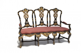 1420.  Banco de madera lacada de negro y dorada, en el gusto inglés.Trabajo andaluz, S. XVIII.