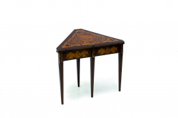 761.  Rinconera convertible en mesa de juego en madera de caoba y marquetería de flores.Holanda, S. XIX