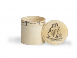 563.  Caja cilíndrica erótica de marfil con decoración grabada.Trabajo francés, pp. del S. XX.
