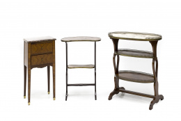 638.  Mesa étagère en madera de caoba y palo de rosa con tapa simulando mármol y bronce.Francia, S. XX.