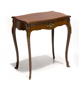 503.  Pequeña mesa de escritorio estilo Luis XV en madera de palo de rosa, caoba, palosanto. Francia, segunda mitad S. XIX
