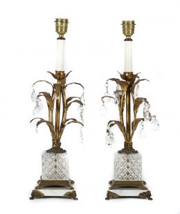917.  Pareja de lámparas de mesa de cristal tallado y bronce dorado a la manera de la Maison Charles.Trabajo francés.