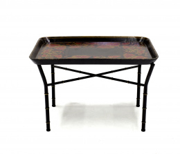 1014.  Bandeja de papier mâche con flores pintadas en rojo y doradas, S. XIX.