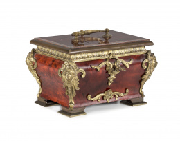 749.  Joyero con forma de cómoda de estilo Luis XIV en símil carey y aplicaciones de bronce dorado.Francia, mediados del S. XIX 