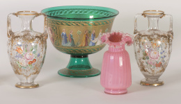 1185.  Lote compuesto por:  centro en cristal en verde y dorado con figuras clásicas, pareja de floreros con flores esmaltadas y dorado, y florero victoriano en opalina rosa.