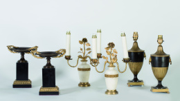 580.  Pareja de candelabros con dos brazos transformados en lámparas, de mármol blanco con aplicaciones de metal dorado, finales S. XIX..