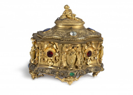 508.  Joyero de bronce dorado de estilo renacentista con piedras simuladas en “cabujón”.Trabajo francés, segunda mitad del S. XIX.