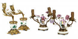 666.  Pareja de candeleros de bronce dorado con un brazo de luz vegetalizada montados en porcelana esmaltada china de estilo “kakiemon”.Francia, S. XIX.