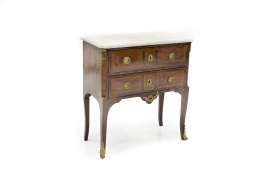 1060.  Cómoda transición Luis XV / Luis XVI en madera de palo de rosa, palosanto y marquetería.Trabajo francés, segunda mitad del S. XVIII.