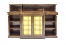 1023.  Sideboard de madera de palosanto con monturas de bronce dorado.Inglaterra, S. XIX.