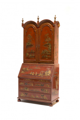 850.  Bureau Bookcase “doble dome” en madera lacada en rojo con decoración de chinoisseries en dorado.S. XX.