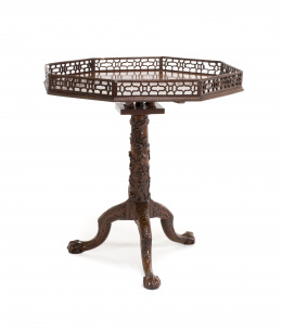 979.  “Tea table”, mesa tilt-top Jorge III, estilo Chippendale, en madera de caoba tallada y calada.Inglaterra, ff. S. XVIII - pp. S. XIX.