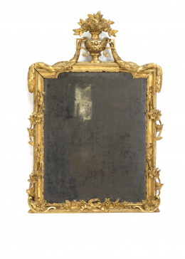 533.  Espejo con jarrón con arriba.