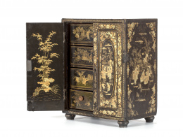 1053.  Cabinet para objetos de colección, en madera lacada con decoración de chinoiseries en dorado.China, Cantón, mediados del S. XIX.