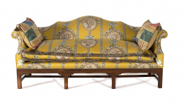 1068.  Pareja de sofás en madera de haya teñida con tapicería amarilla con medallones.S. XX.