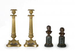 1318.  Pareja de candeleros Carlos X de bronce dorado.Francia, h. 1830.