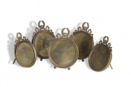 389.  Cinco marcos de bronce dorado de estilo Luis XVI.Francia, ff.s del S. XIX - pp. del S. XX.