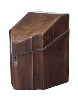 991.  Cubertero o “cutlery box” Jorge III de madera de caoba, palma de caoba y marquetería.Trabajo inglés, h. 1800.