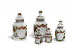 1102.  Cinco botes de opalina y decoración de flores.  La Granja, (1815-1911).