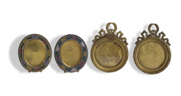 567.  Juego de dos marcos Napoleón III de bronce dorado de estilo Luis XVI, Francia, ffs. del S. XIX y dos marcos en micromosico, Italia S. XIX.