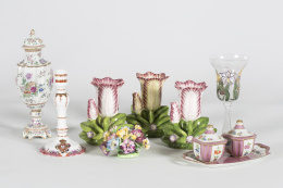 537.   Lote formado por de ánfora de porcelana Samson del S. XX, un candelero, una copa de cristal de decoración de flores, dos cajitas con bandeja, ramillete de flores y tres tuliperos filipinos en loza esmaltada con forma de flor. S. XIX - XX.