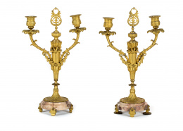 502.  Pareja de candelabros de dos brazos de luz de estilo Luis XVI en bronce dorado y mármol.Trabajo francés, S. XIX .