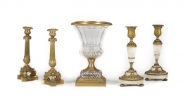 511.  Pareja de candeleros de  estilo Luis XVI de mármol blanco y bronce dorado.Francia, S. XIX..