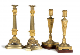 506.  Pareja de candeleros de bronce dorado, de estilo Luis XVI, con decoración de medallone y “draperies”, sobre una base de mármol rojo.Francia, S. XIX.