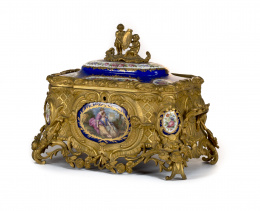 797.  Joyero Napoleón III de estilo rococó de bronce y porcelana de París pintada y dorada.Trabajo francés, tercer cuarto del S. XIX.