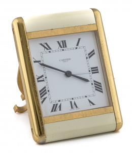 660.  Reloj de mesilla CARTIER an esmalte color marfil, y metal chapado en oro.