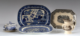647.  Dos bandejas de loza con decoración estampada de “willow pattern” y salsera con plato.Stafforshire, Inglaterra, mediados del S. XIX.