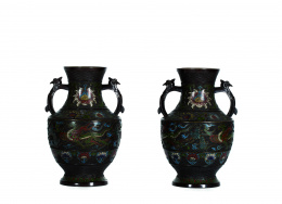 1028.  Pareja de jarrones en bronce esmaltado en cloisonné.Japón, época Meiji (1868-1912)