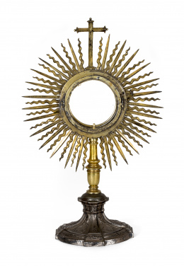 1354.  Ostensorio o Custodia de sol, manierista de bronce sobredorado, con pie posterior.Trabajo español, primer tercio S. XVII.