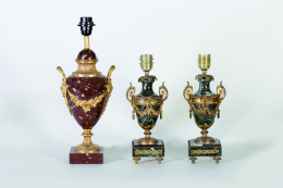 1174.  Copa transformada en lámpara de mármol rojo con aplicaciones de bronce..