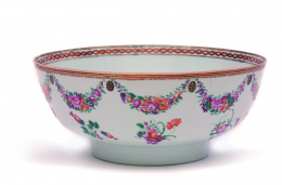 1008.  Punch Bowl Compañía de Indias en porcelana “Familia rosa” para la exportación. China, dinastía Qing, periodo Qianlong, S. XVIII.