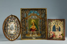 1129.  “Santa Amelia”Grabado coloreado, tela y metal pintado.Trabajo conventual, pp. del S. XX..