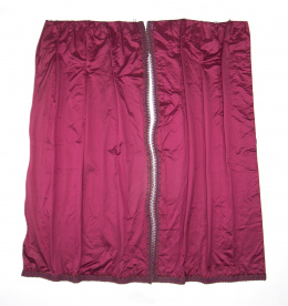 524.  Pareja de cortinas en raso de seda rojo, S. XIX..