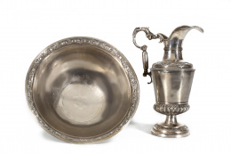 472.  Aguamanil de plata en su color de decoración repujada, cincelada y grabada, con las iniciales “CB”.Trabajo español, S. XIX..
