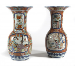 1156.  Pareja de jarrones Imari de porcelana esmaltada. Trabajo japonés, ff. del S. XIX - pp. XX