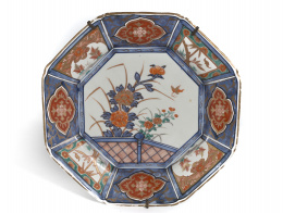 453.  Plato octogonal en porcelana Imari.Japón, S. XIX