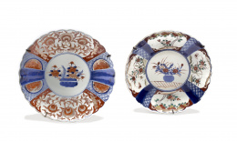 451.  Pareja de platos en porcelana Imari.Japón, S. XIX