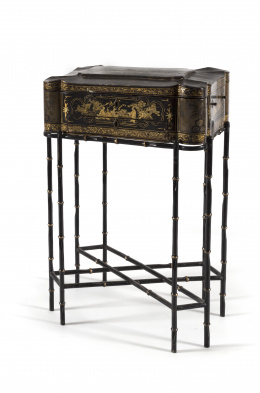 1027.  Costurero de madera lacada y doradaTrabajo chino para la exportación, h. 1840..