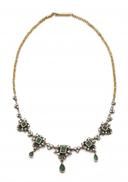 593.  Collar Isabelino con centro de esmeraldas rodeadas por marcos de hojas y tréboles de diamantes y con  perillas de esmeraldas colgantes.