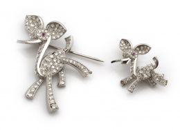 153.  Broche compuesto por dos figuras de bambi de brillantes en oro blanco de 18K.